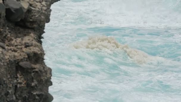 A extraordinária força do mar tempestuoso em fuerteventura — Vídeo de Stock