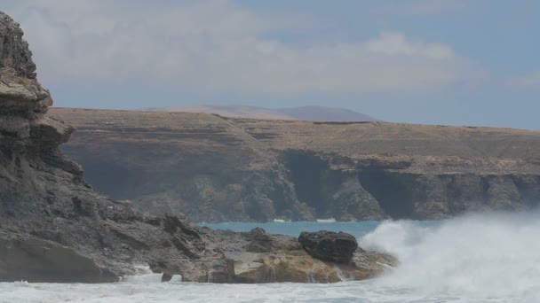 Câmera lenta de mar tempestuoso durante um dia nublado, quando o mar mostra todo o seu poder — Vídeo de Stock