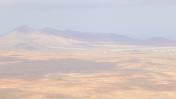 Suggestieve overzicht van weergave van woestijn in een warme dag met bergen aan de horizon — Stockvideo