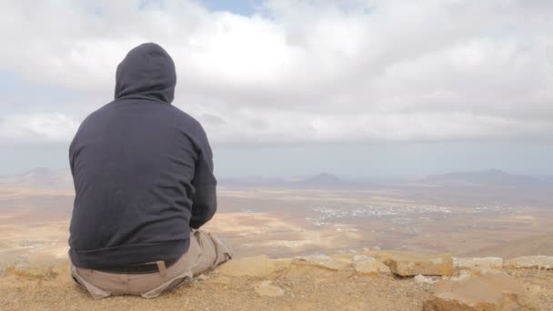 Ragazzo indossa una felpa con cappuccio contempla il deserto — Video Stock