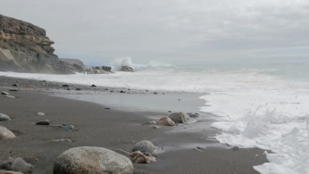 Sea that washing the beach and rocks — Stock Video