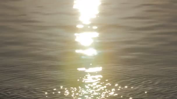 Stralen van de zon worden weerspiegeld op de zee op een hete zomerdag — Stockvideo