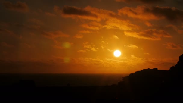 Romantisk utsikt över solnedgången, solen går ner över havet — Stockvideo