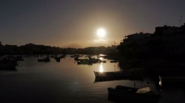 Lanzarote-timelapse demirli tekneler ile küçük bir liman üzerinden acele bulutlar üzerinde genel bakış