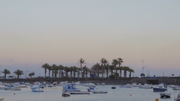 Porträtt av han skymning och tyst och lilla hamnen i Lanzarote — Stockvideo