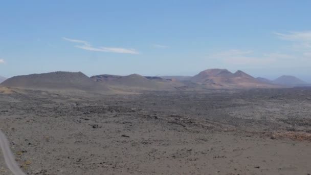 Lanzatore-panoramisch uitzicht van een dorre en desolate land — Stockvideo