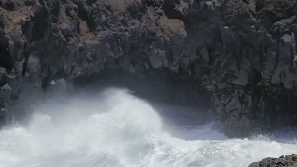 Lanzarote. Přehled síly moře: velké vlny narážely na útesu — Stock video
