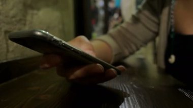  Genç el manifatura mesaj bir barda