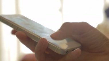 cep telefonunda yazarak eller seksi kadın