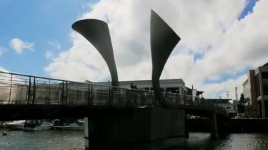 Harbour side Bristol üzerinde çalışan bulutlar portresi