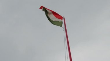 Macar bayrak, hızlı bir şekilde rüzgarlı bir günde uçar