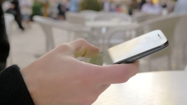 Genç adamın elini smartphone ile bir e-posta yazarken — Stok video