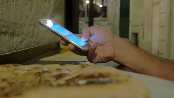 Giovane donna mano sms messaggio in un pub — Video Stock