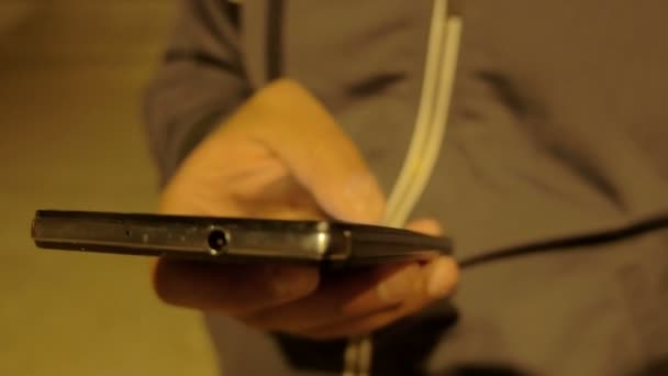Mãos de homem escrevendo mensagem de texto no smartphone — Vídeo de Stock