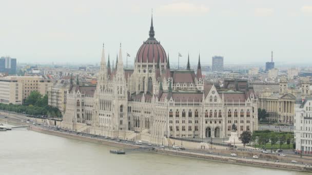 Budapest- romantic overview of hungarian parliament in a foggy day — Stock video