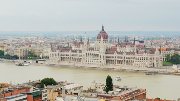 Budapeszt - sugestywne przegląd węgierskiego parlamentu w pochmurny dzień — Wideo stockowe