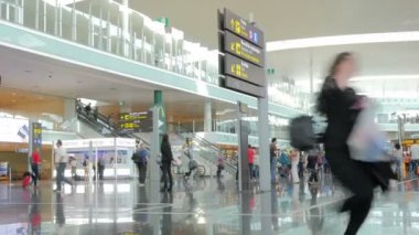 Genel insanlar üzerinde Temmuz, 10 2016 uçuş modern Havaalanı - Barcelona, İspanya için bekleyin