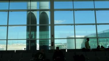 Genel insanlar üzerinde Temmuz, 10 2016 uçuş modern Havaalanı - Barcelona, İspanya için bekleyin