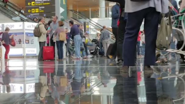 Folla di persone in aeroporto in attesa del volo- Barcellona, Spagna 10 luglio 2016 — Video Stock