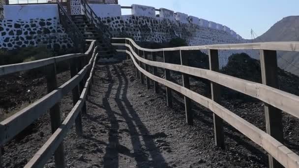 Sentier de montagne qui mène à une maison abandonnée — Video