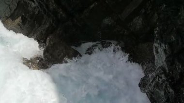 güçlü dalga buzlu, paramparça Deniz Kuvvetleri