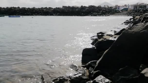 Eau de mer coulant à l'intérieur d'une petite baie — Video