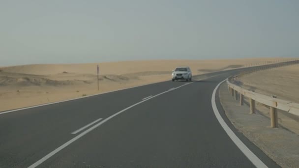 Управлять автомобилем на шоссе в пустыне — стоковое видео