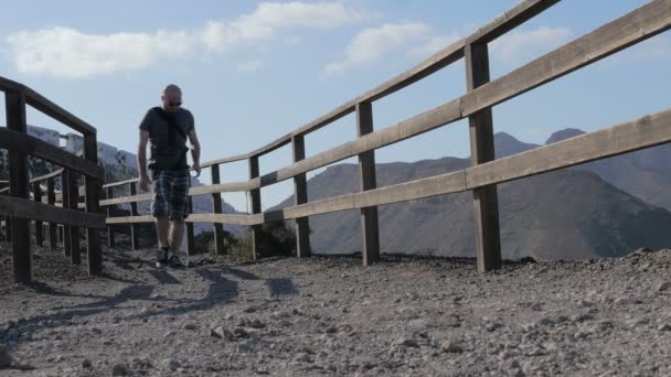 30 anni uomo bianco giù per la montagna su un sentiero — Video Stock