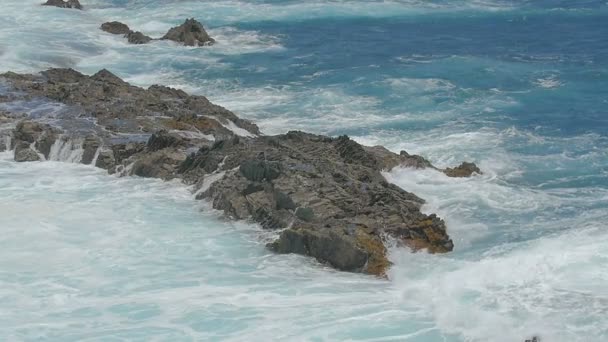 A extraordinária beleza do mar tempestuoso, poder e grandeza — Vídeo de Stock