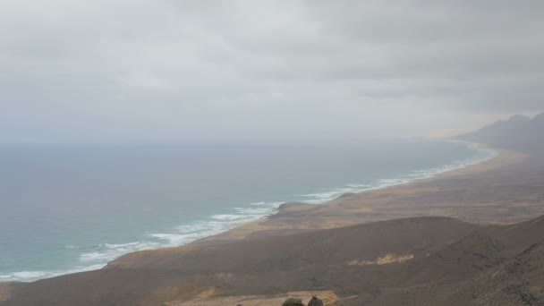 The Fuerteventura coast washed by the sea on a foggy day — Stock Video