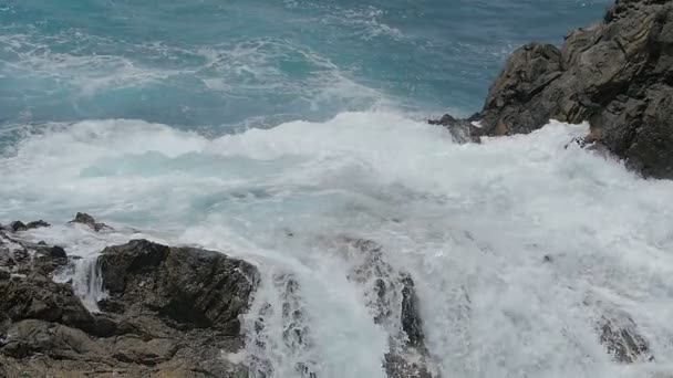 Grande onda que cobre completamente as rochas - câmera lenta — Vídeo de Stock