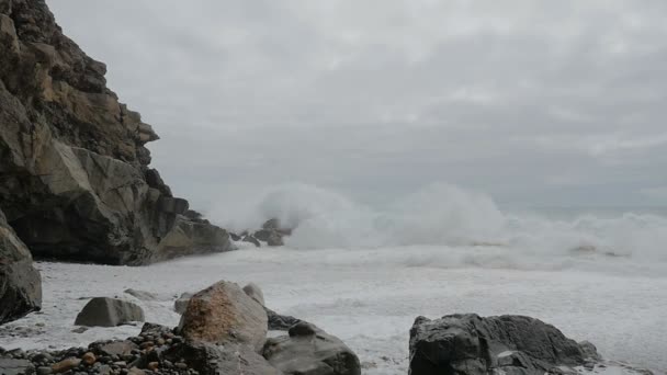 Zpomalený pohyb velké vlny tříštící se o pobřeží během bouře — Stock video