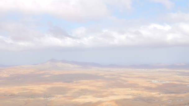 Fuerteventura: uitzicht op de woestijn in een warme dag met bergen aan de horizon — Stockvideo