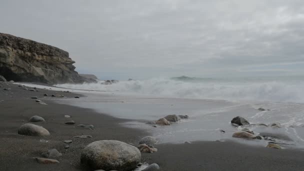 Portrait of enchanting view of the sea overwhelms the cliff on a stormy day — Stock Video