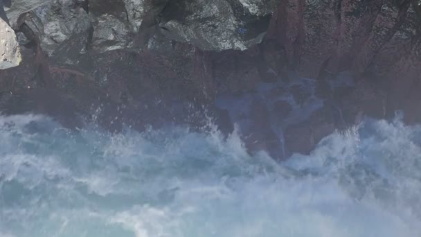 Bezaubernder Blick auf das Meer überwältigt die Klippe an einem stürmischen Tag — Stockvideo
