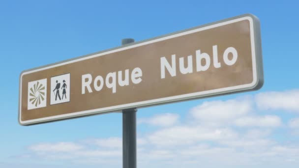 Road sign indicating the direction to Roque Nublo in Gran Canaria — Stock Video