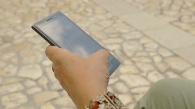 Genç kadın eli ise hızlı bir şekilde bir ileti yazın