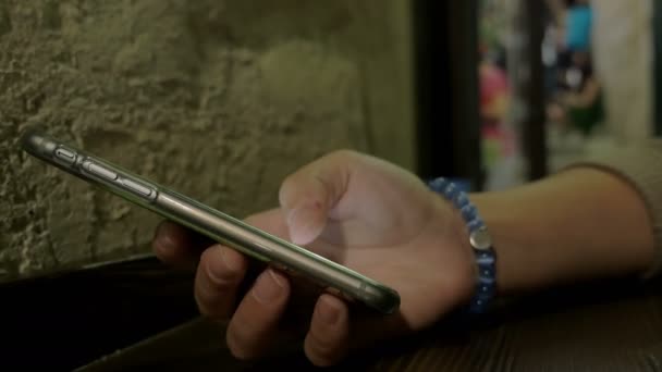 술집에서 젊은 여자 손 문자 메시지 — 비디오