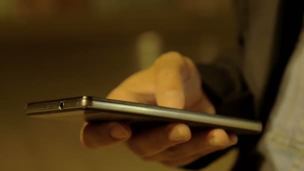 Man hands writing text message on mobile phone — Stock Video