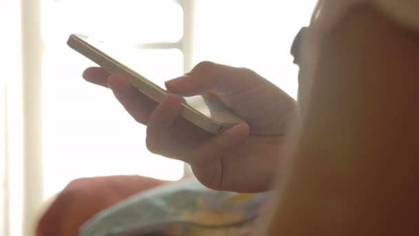 Νεαρή γυναίκα χέρια πληκτρολόγηση σε smartphone — Αρχείο Βίντεο
