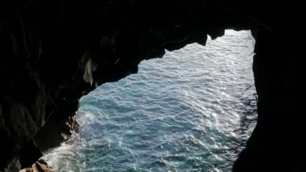 Moře pozorovaných uvnitř jeskyně — Stock video