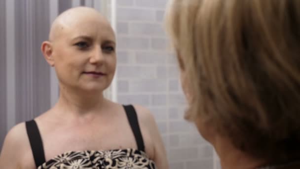 Affection Confort Femme Mûre Réconforte Sœur Avec Cancer Qui Embrasse — Video