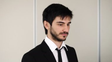 İş yerinde sorunlar var. Endişeli iş adamı kameraya ciddi bakıyor.