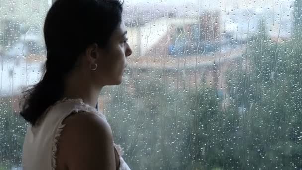 Μοναξιά Μελαγχολία Γυναίκα Στο Παράθυρο Μια Βροχερή Μέρα Σκέφτεται Τον — Αρχείο Βίντεο