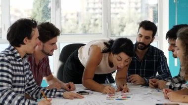 Başarı, kariyer - takım çalışması meslektaşını bir iş problemini çözdüğü için tebrik eder