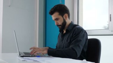 aşırı çalışma, stres - yönetici bilgisayarı kapatıyor çünkü hesaplar tutmuyor