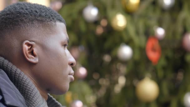 Tristeza Soledad Hombre Negro Ciudad Navidad Mira Hacia Abajo Pensando — Vídeo de stock