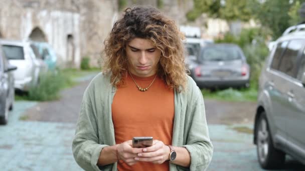 Social Tecnologia Jovem Sorri Lendo Uma Mensagem Seu Telefone — Vídeo de Stock
