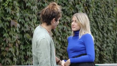 Başarısız bir yaklaşım. Genç adam, onu reddeden güzel arkadaşlarını öpmeye çalışır.