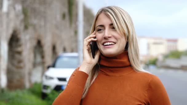 Letişim Teknoloji Gülümseyen Kadın Telefonda Erkek Arkadaşıyla Konuşuyor — Stok video